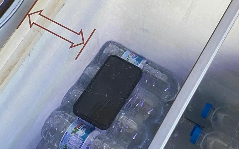 Isınan telefona ilginç çözüm! Sosyal medya ikiye bölündü…