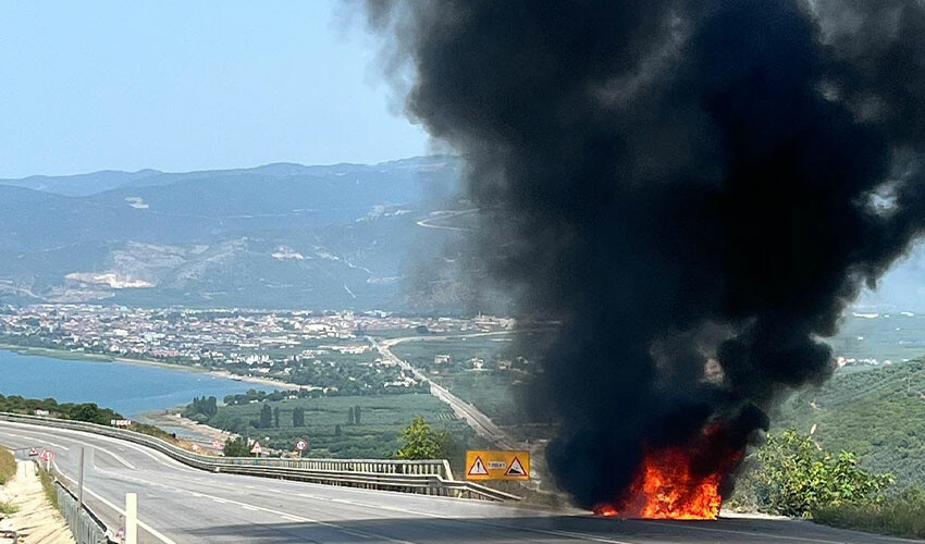 Alev topuna dönen otomobilden kendi zor attı Alev topuna dönen otomobilden kendi zor attı