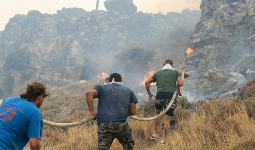 Yunanistanlı eski bakandan acı itiraf: Başımızı eğip yardım istemeliyiz!