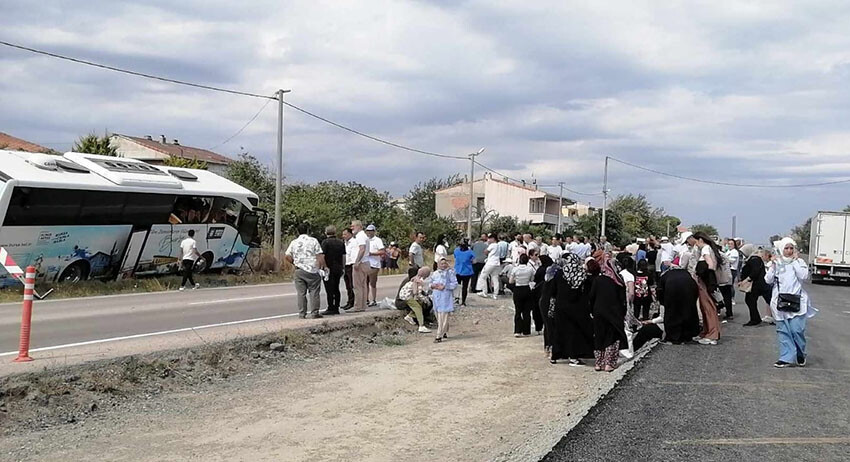 Şoförün kalbi durdu, tur otobüsü duvara çarptı: 1 ölü, 8 yaralı