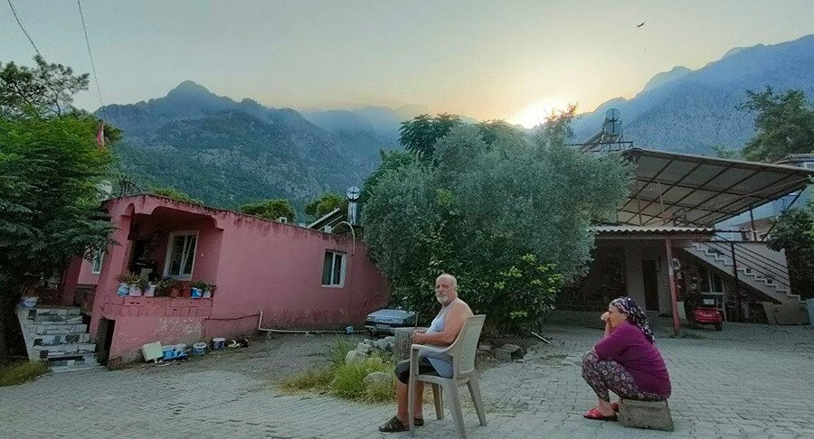 Kemer'deki yangın 4. gününe girdi... Çalışmaları izleyen vatandaş durumu özetledi: Adamlar denizi dağa taşıdı! Kemer'deki yangın 4. gününe girdi... Çalışmaları izleyen vatandaş durumu özetledi: Adamlar denizi dağa taşıdı!