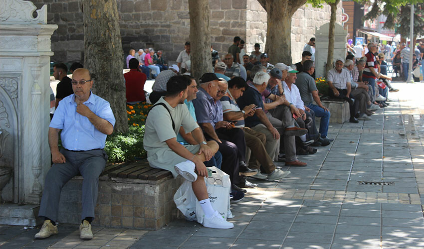 Sıcaklık 38 dereceyi gördü: Vatandaşlar gölge yerlere sığındı Sıcaklık 38 dereceyi gördü: Vatandaşlar gölge yerlere sığındı