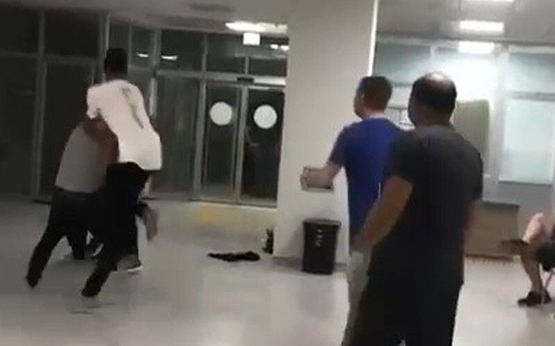 Hastaneyi ringe çevirdiler! Mevsimlik işçiler arasındaki kavgada yumruklar havada uçuştu Hastaneyi ringe çevirdiler! Mevsimlik işçiler arasındaki kavgada yumruklar havada uçuştu