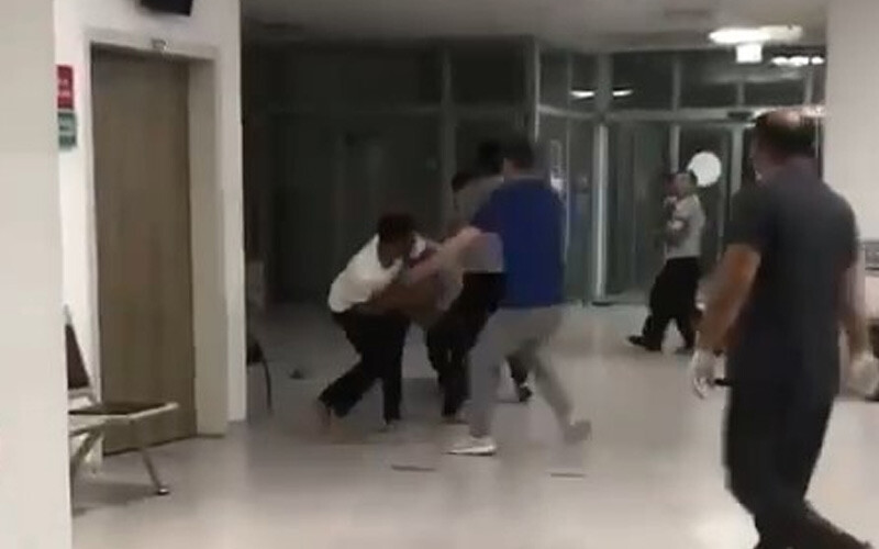 Hastaneyi ringe çevirdiler! Mevsimlik işçiler arasındaki kavgada yumruklar havada uçuştu Hastaneyi ringe çevirdiler! Mevsimlik işçiler arasındaki kavgada yumruklar havada uçuştu