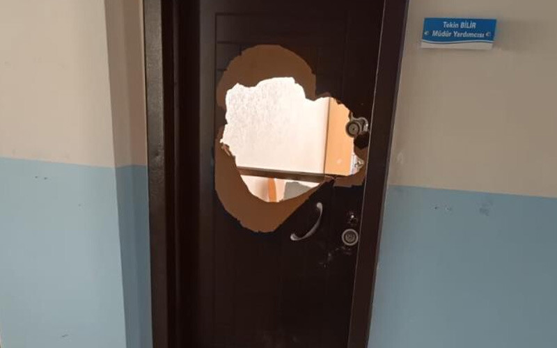 Arnavutköy’de hırsızların zincirleme soygunu pes dedirtti! Çaldıkları kredi kartı ile çalıntı motosiklete akaryakıt alıp okul soydu