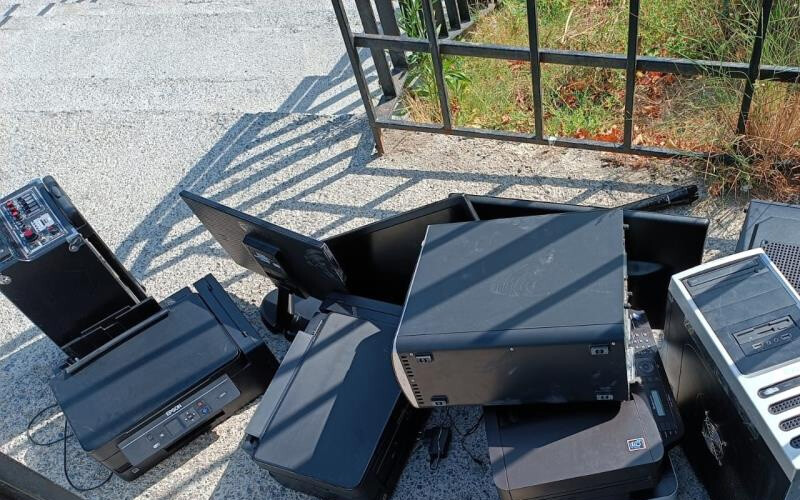 Arnavutköy’de hırsızların zincirleme soygunu pes dedirtti! Çaldıkları kredi kartı ile çalıntı motosiklete akaryakıt alıp okul soydu