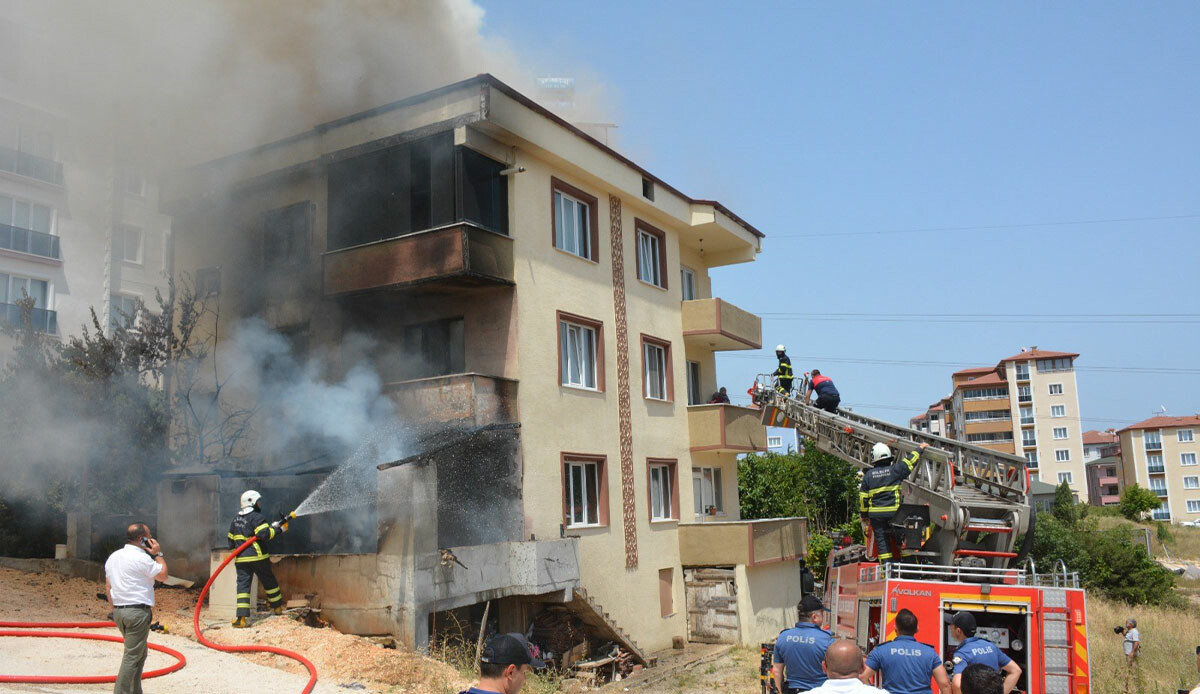 Yanan binada zamanla yarış! Mahsur kalan1'i bebek 3 kişi son anda kurtarıldı. Yanan binada zamanla yarış! Mahsur kalan1'i bebek 3 kişi son anda kurtarıldı.