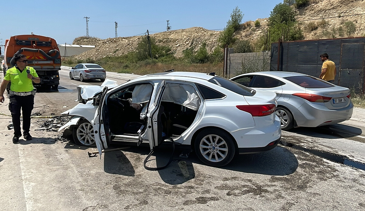 Adana'da acı olay! Otomobil yol temizleme aracına çarptı, anne ve 3 çocuğunu ölüm ayırdı Adana'da acı olay! Otomobil yol temizleme aracına çarptı, anne ve 3 çocuğunu ölüm ayırdı