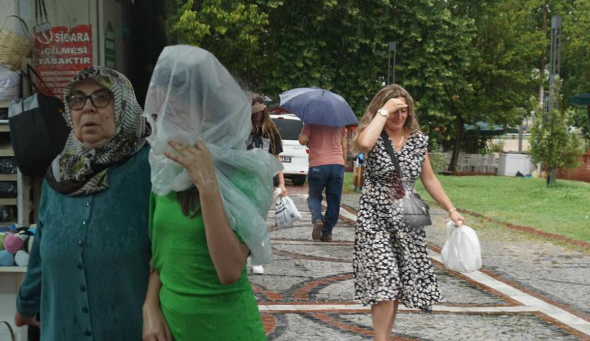 Kavurucu sıcaklar yerini sağanağa bıraktı: Termometreler 23 dereceye kadar düştü! Kavurucu sıcaklar yerini sağanağa bıraktı: Termometreler 23 dereceye kadar düştü!