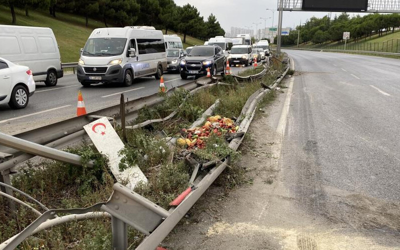 Esenyurt'ta feci kaza! Sebze yüklü kamyon bariyerleri aştı devrilerek durdu: 1 ölü, 1 yaralı