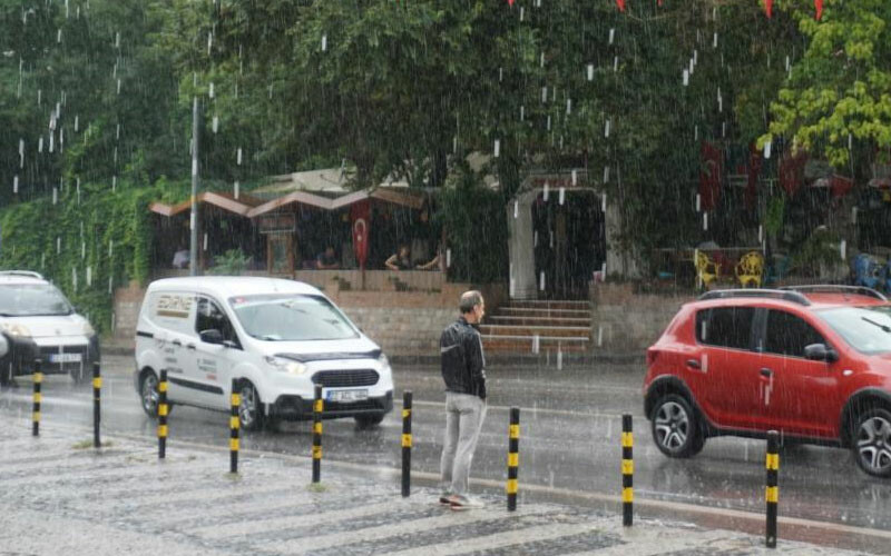 Kavurucu sıcaklar yerini sağanağa bıraktı: Termometreler 23 dereceye kadar düştü! Kavurucu sıcaklar yerini sağanağa bıraktı: Termometreler 23 dereceye kadar düştü!