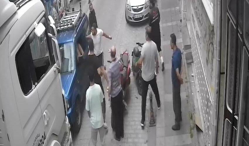 Yol tartışması kavga dönüştü! Yumruklar havada uçuştu Yol tartışması kavga dönüştü! Yumruklar havada uçuştu