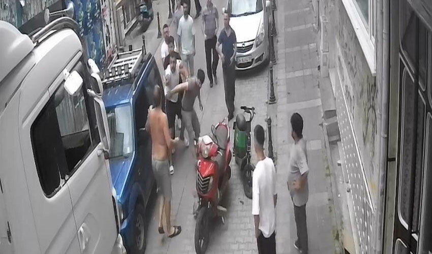 Yol tartışması kavga dönüştü! Yumruklar havada uçuştu Yol tartışması kavga dönüştü! Yumruklar havada uçuştu