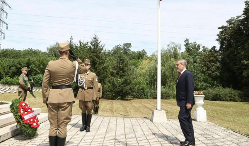 Bakan Fidan'dan Galiçya Cephesi Türk Şehitliği'ne ziyaret