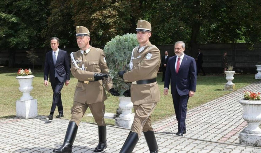 Bakan Fidan'dan Galiçya Cephesi Türk Şehitliği'ne ziyaret