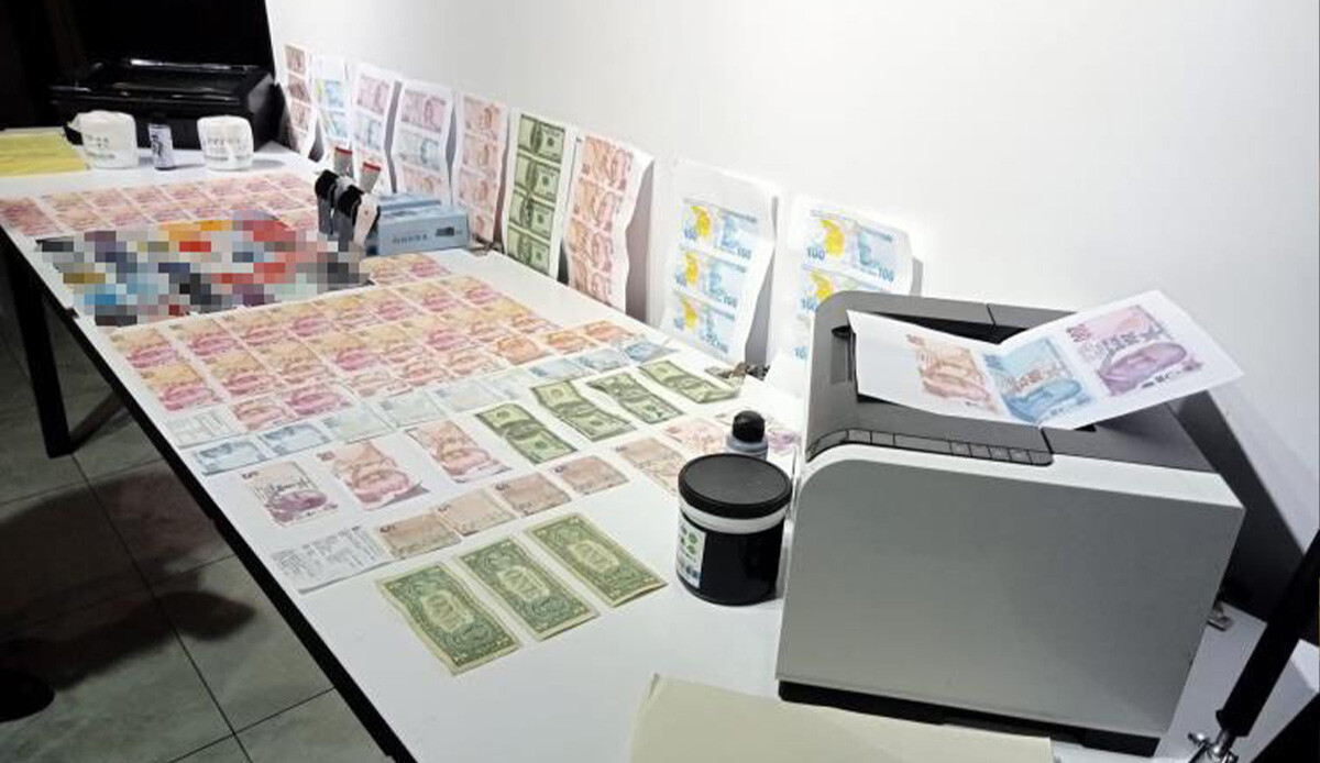 ATM'de yaptıkları herkesi şoke etti, sahte paraları gerçeğiyle değiştirdi ATM'de yaptıkları herkesi şoke etti, sahte paraları gerçeğiyle değiştirdi