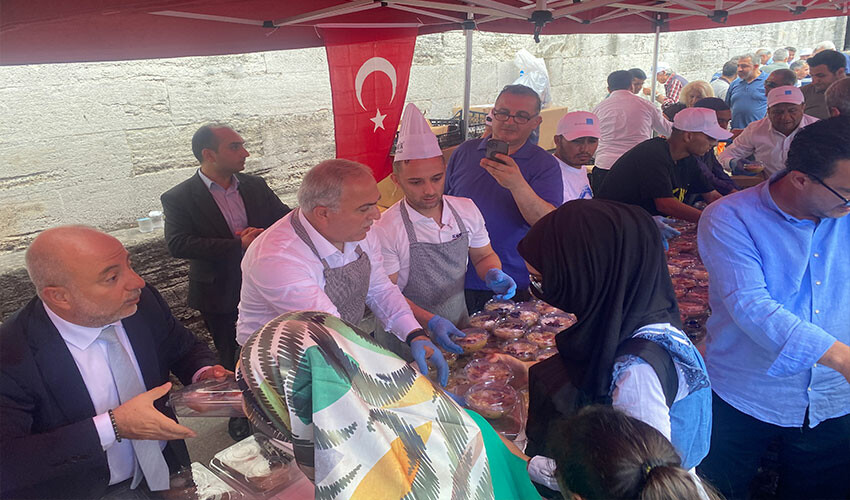 Mimar Sinan’ın vasiyeti yerine getirildi, kabri başında aşure dağıtıldı