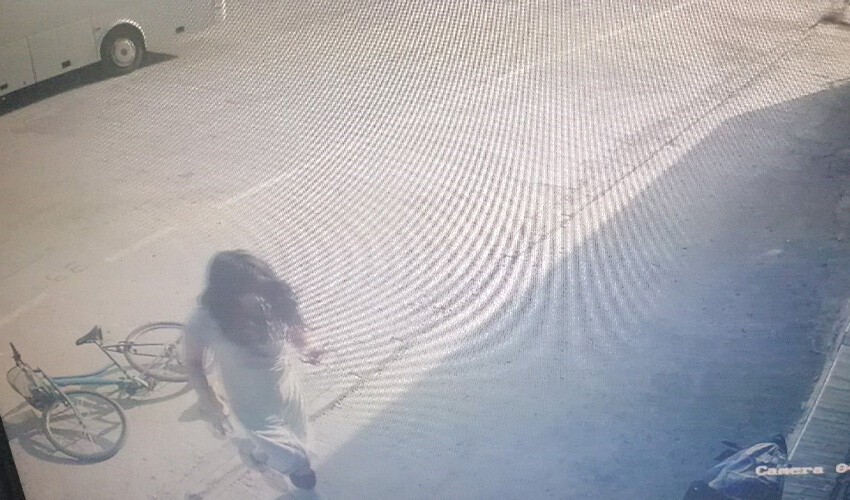 Motorsikletin kaskını çalan kızın ilginç halleri! Motorsikletin kaskını çalan kızın ilginç halleri!