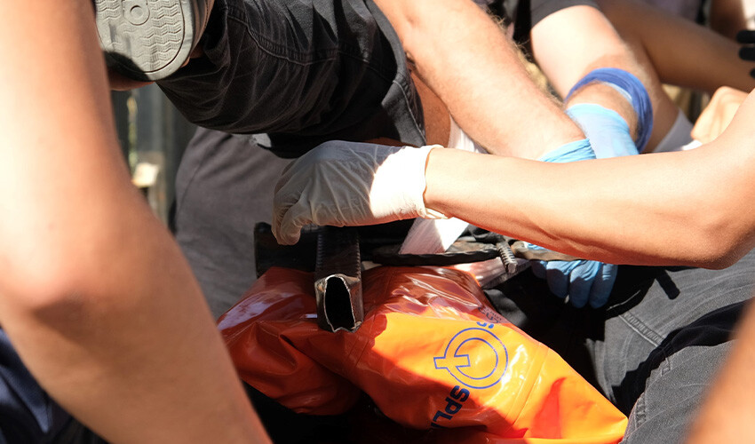 Manisa'da feci olay: Korkuluk demirine saplanan adam kanlar içinde kaldı Manisa'da feci olay: Korkuluk demirine saplanan adam kanlar içinde kaldı