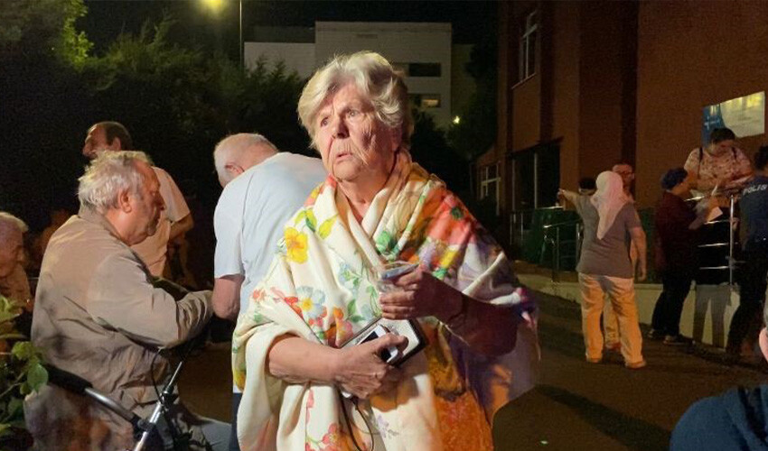 Huzurevinde yangın paniği: 115 kişi tahliye edildi Huzurevinde yangın paniği: 115 kişi tahliye edildi