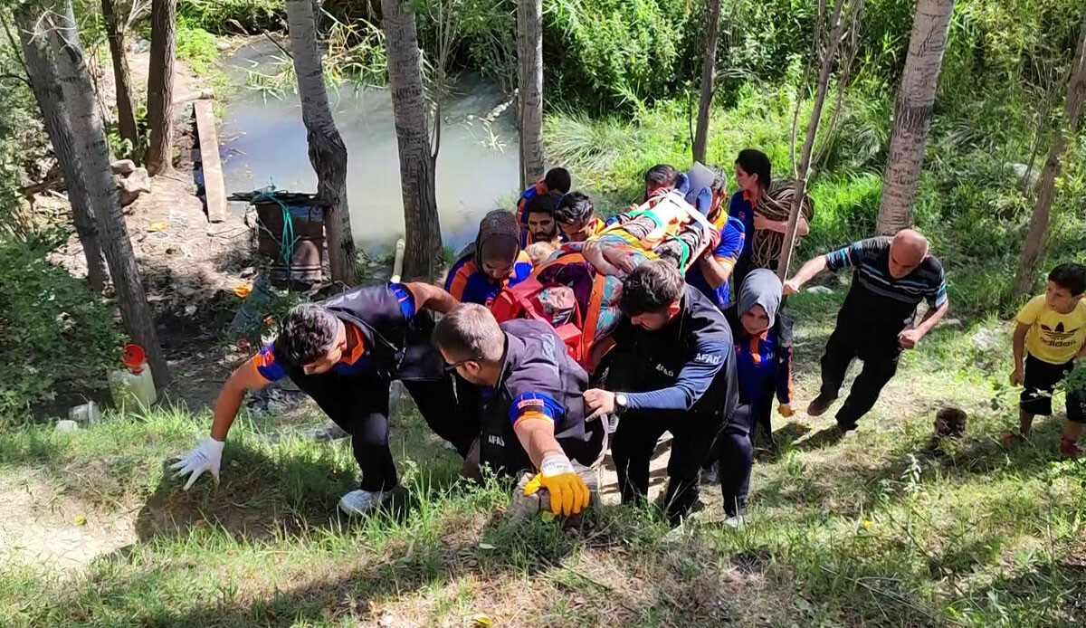 Ekipler seferber oldu: Dengesini kaybeden kadın yaklaşık 10 metre yükseklikten düştü