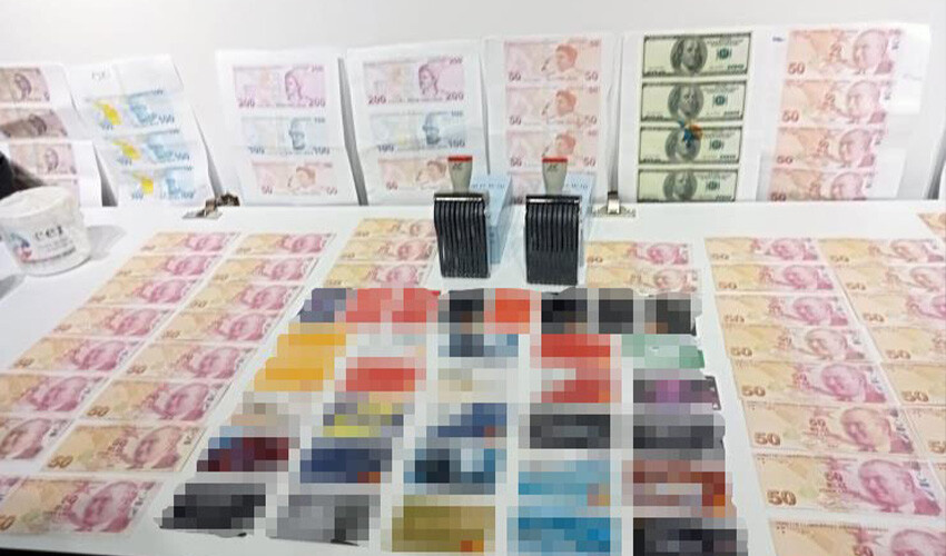 ATM'de yaptıkları herkesi şoke etti, sahte paraları gerçeğiyle değiştirdi