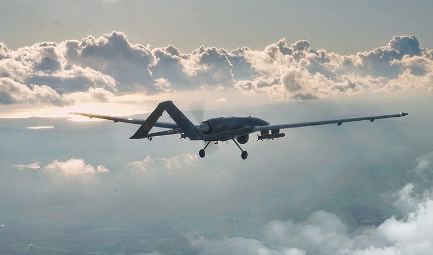 <p>1 Haziran – 28 Temmuz 2023 tarihleri arasında 5 noktada görevli Bayraktar TB2 İHA’lar 2319 saat 20 dakika uçuş gerçekleştirmiştir. Hâlihazırda Antalya Kemer’de söndürülen orman yangınının 109. saati itibariyle Bayraktar TB2 İHA’lar 79 saattir uçuş gerçekleştirmekte ve operasyonda çalışan Baykar personelleri aralıksız olarak görev yapmaktadır. OGM’nin fedakâr personeli sayesinde yangın kontrol altına alınmış ve soğutma çalışmaları sürdürülmektedir.