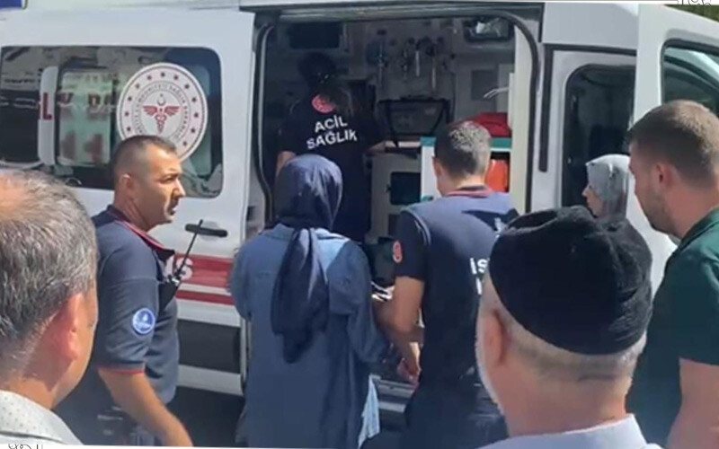 Beylikdüzü’nde AVM’de yürüyen merdivende korkunç kaza: 6 yaşındaki çocuğun eli merdivene sıkıştı Beylikdüzü’nde AVM’de yürüyen merdivende korkunç kaza: 6 yaşındaki çocuğun eli merdivene sıkıştı