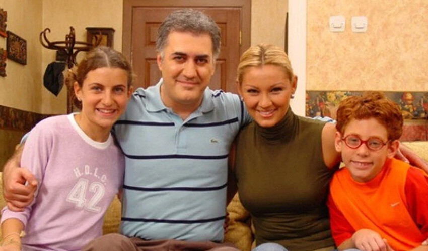 Çocuklar Duymasın’ın Haluk ve Meltem’i bir araya geldi, pozları sosyal medyayı salladı Çocuklar Duymasın, 16 Ocak 2002 - 2 Haziran 2004 tarihleri arasında 3 sezon yayınlandı ve 95 bölüm sürdü.