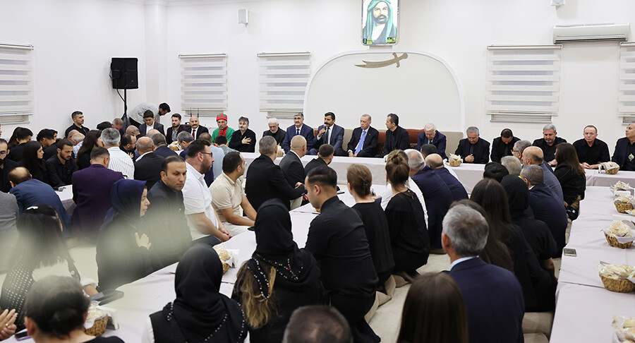 Cumhurbaşkanı Erdoğan'dan anlamlı ziyaret: Alevi Dedeleri ile iftarda buluştu Cumhurbaşkanı Erdoğan'dan anlamlı ziyaret: Alevi Dedeleri ile iftarda buluştu