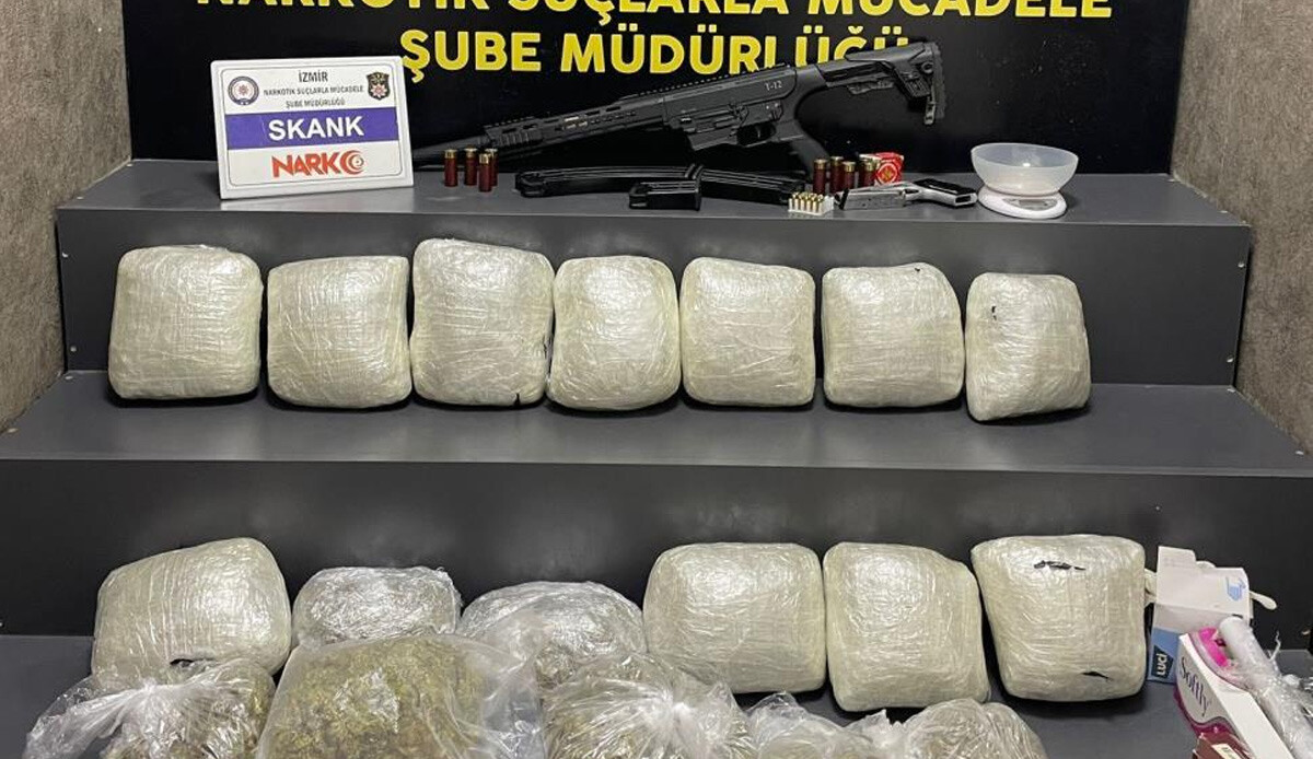İzmir'de 7 adrese eş zamanlı uyuşturucu baskını: 4 tutuklama İzmir'de 7 adrese eş zamanlı uyuşturucu baskını: 4 tutuklama