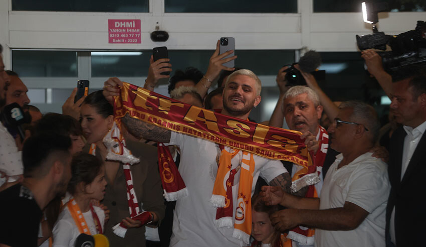 Mauro Icardi İstanbul'da! Galatasaray taraftarlarından Atatürk Havaalanında büyük karşılama Mauro Icardi İstanbul'da! Galatasaray taraftarlarından Atatürk Havaalanında büyük karşılama