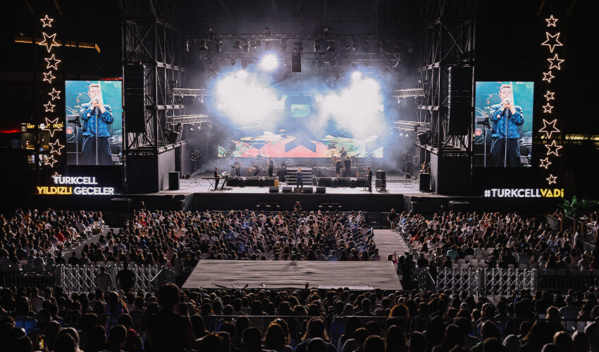 Oğuzhan Koç'un hayranları konserde coştu