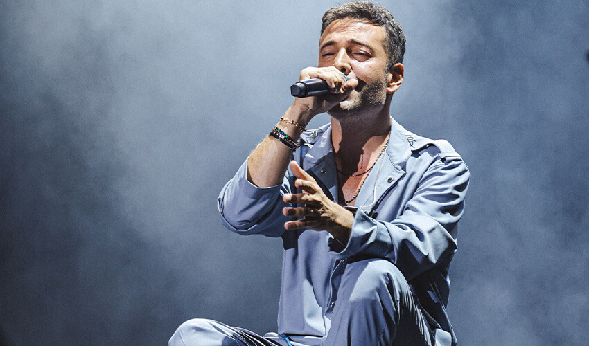 Oğuzhan Koç yeni klibini sahnesine taşıdı, hayranları coştukça coştu