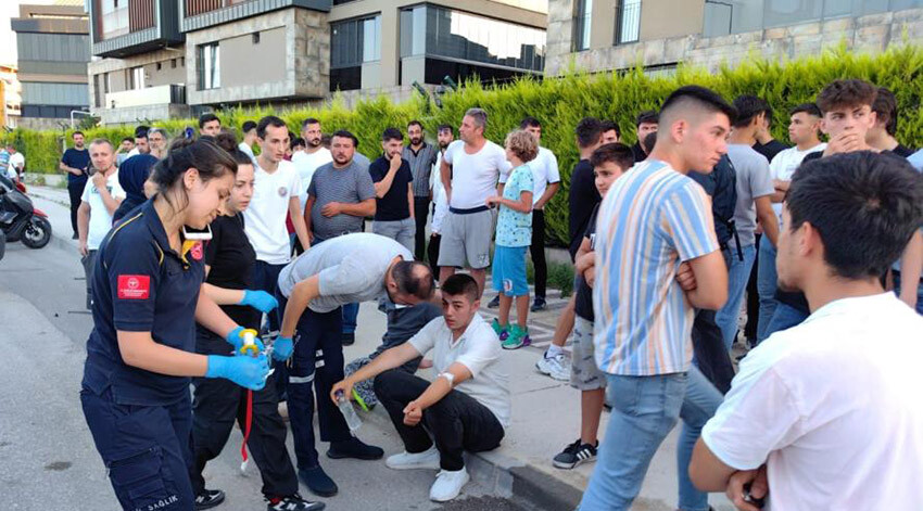 Bursa'da iki araç kafa kafaya çarpıştı, çok sayıda yaralı var Bursa'da iki araç kafa kafaya çarpıştı, çok sayıda yaralı var