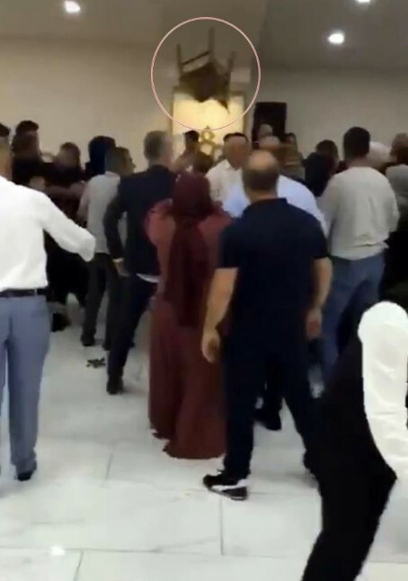Düğün salonu bir anda karıştı! En mutlu günleri zehir oldu düğün-sandalye-kavga