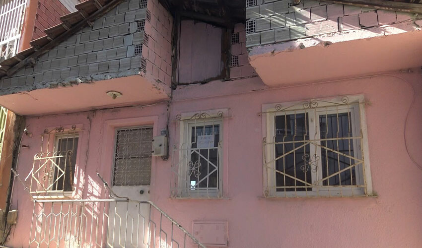 Ev sahibi kiracı kavgasına çözüm bulamayınca parkta yaşamaya başladılar