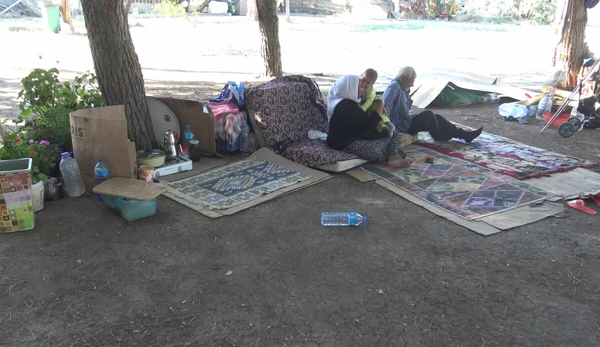 Ev sahibi kiracı kavgasına çözüm bulamayınca parkta yaşamaya başladılar