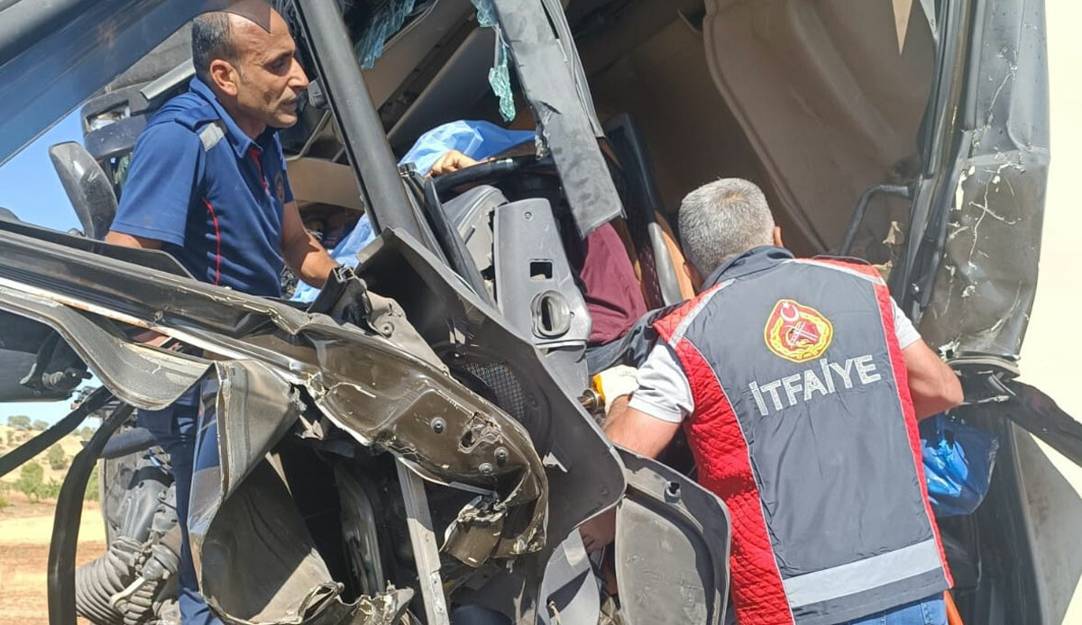Nakliyat kamyonu hafriyat tırına çarptı: Çok sayıda ölü ve yaralı var Nakliyat kamyonu hafriyat tırına çarptı: Çok sayıda ölü ve yaralı var