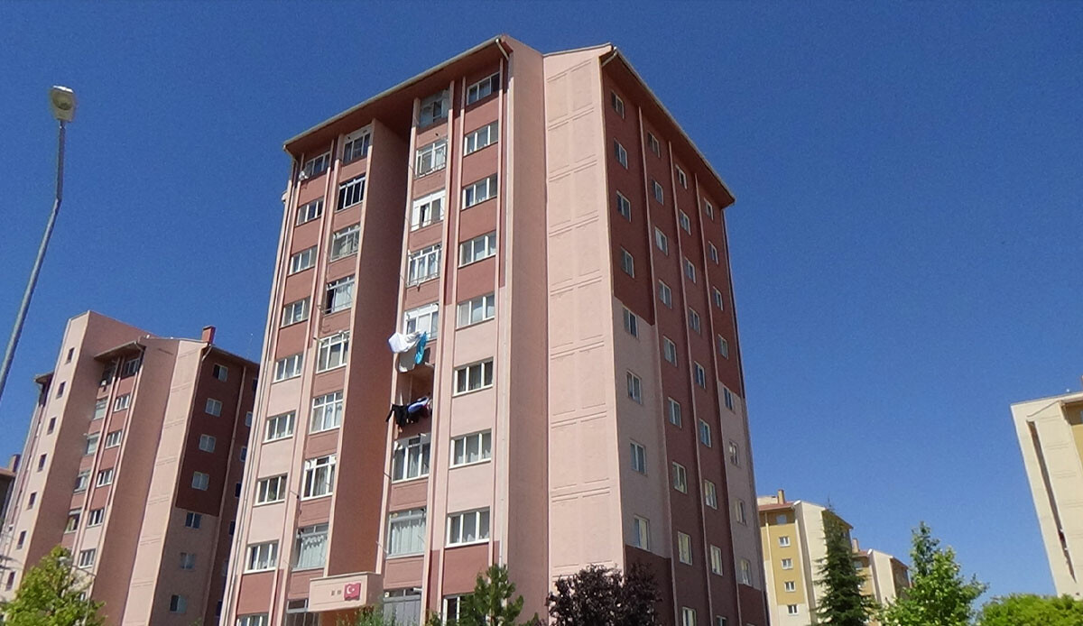 Feci şekilde can verdi: 3 çocuk annesi kadın cam silerken 8. kattan aşağı düştü Feci şekilde can verdi: 3 çocuk annesi kadın cam silerken 8. kattan aşağı düştü