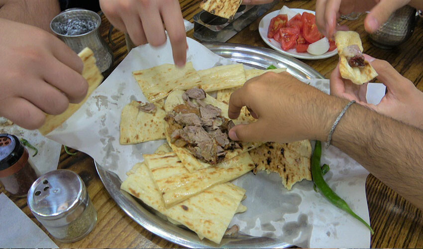 Bu kebap sadece elle yeniyor: Çatal bıçak yasak!