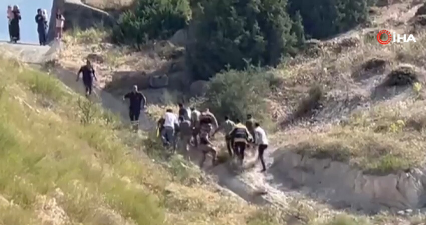 Kars'ta yolcu otobüsü şarampole uçtu! Ölü ve çok sayıda yaralı var