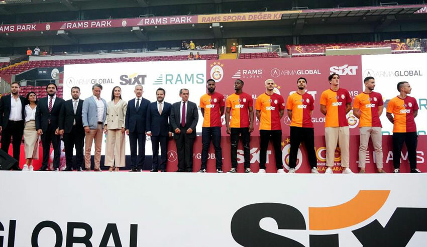 Galatasaray'dan Icardi, Zaha, Zaniolo, Halil, Bakambu, Kaan ve Angelino için taraftara açık imza töreni Galatasaray'dan Icardi, Zaha, Zaniolo, Halil, Bakambu, Kaan ve Angelino için taraftara açık imza töreni