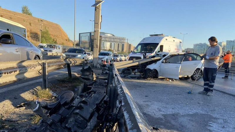 E-5 Karayolu’nda otomobil bariyere ok gibi saplandı: 1 ölü  Bakırköy kaza-bariyer