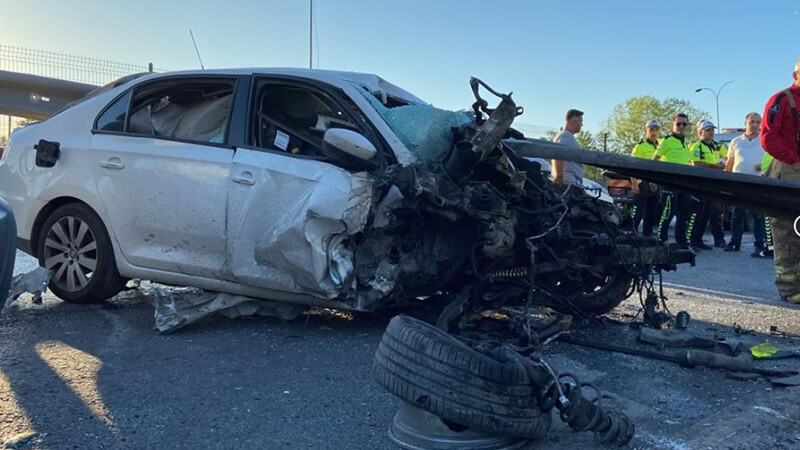 E-5 Karayolu’nda otomobil bariyere ok gibi saplandı: 1 ölü  Bakırköy kaza- bariyer-2
