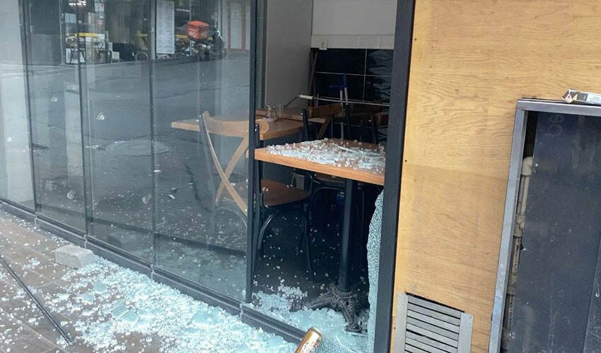 Arkadaşlarıyla sohbet ederken bacağından vuruldu: Saldırı anı kameraya anbean yansıdı Arkadaşlarıyla sohbet ederken bacağından vuruldu: Saldırı anı kameraya anbean yansıdı