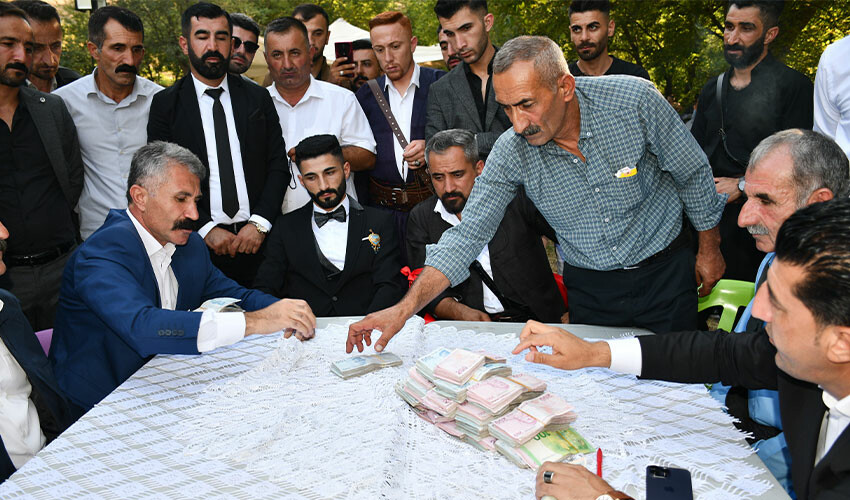 Aşiret düğününde 1 ton et tüketildi, 1 kilo altın takıldı