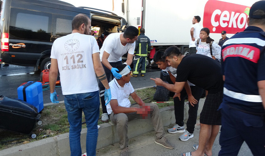 Feci kaza! Tur minibüsü tıra çarptı: 2 ölü 10 yaralı Feci kaza! Tur minibüsü tıra çarptı: 2 ölü 10 yaralı