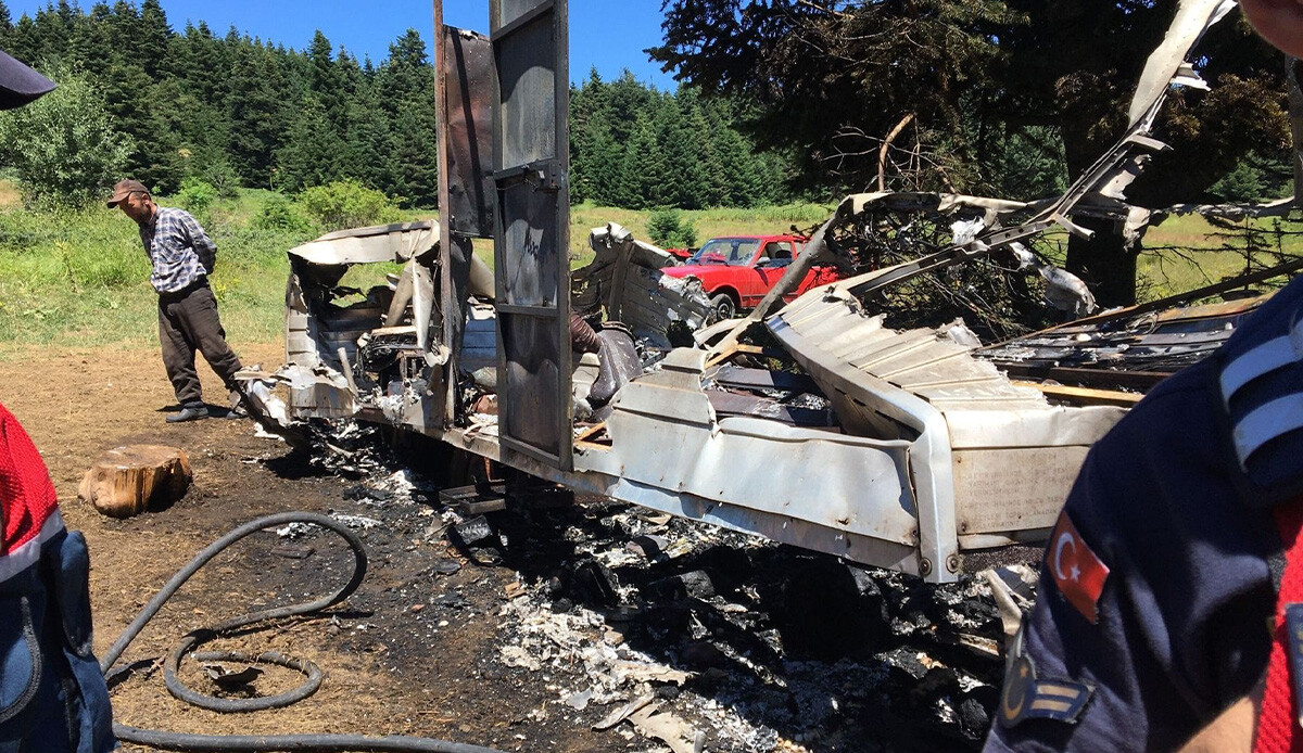 Piknik tüpü patladı, karavan küle döndü Piknik tüpü patladı, karavan küle döndü