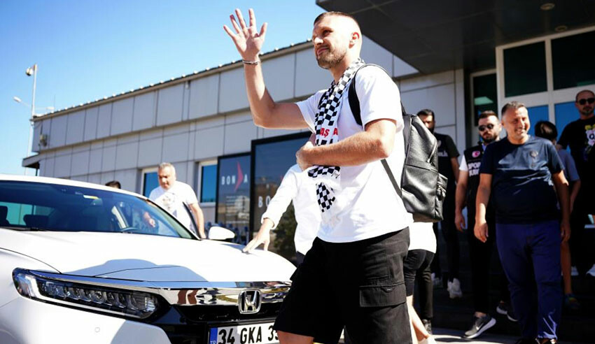 Beşiktaş'ın Milan'dan transferi Ante Rebic kendisini karşılamaya gelen taraftarlara üçlü çektirdi